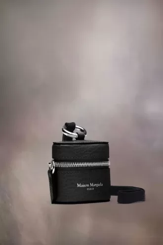 AirPod-Hülle mit Maison Margiela-Logo