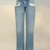 Gerade Jeans mit kontrastierenden Taschen Gerade Jeans mit kontrastierenden Taschen