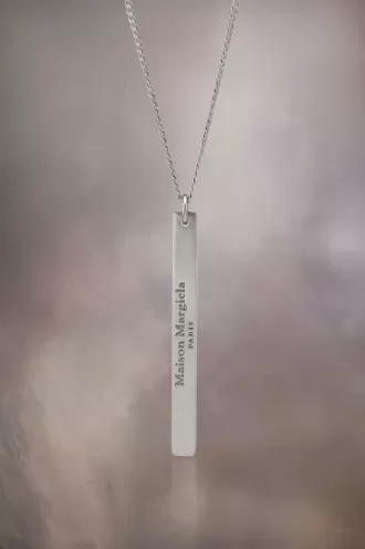 Halskette mit Logo-Anhänger Halskette mit Logo-Anhänger