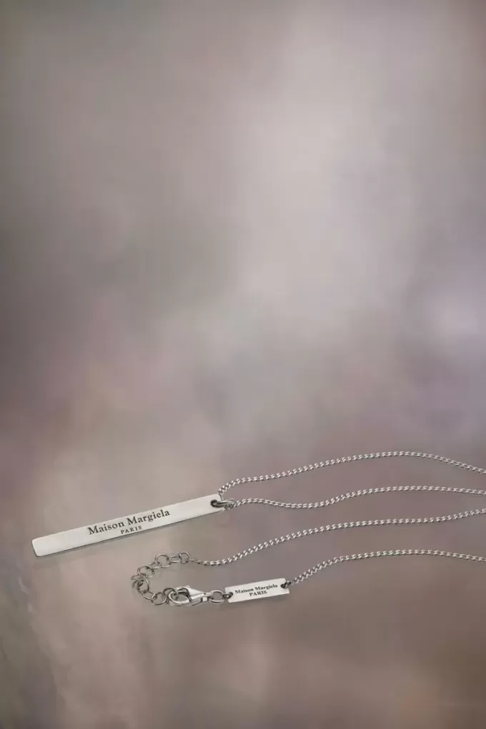 Halskette mit Logo-Anhänger