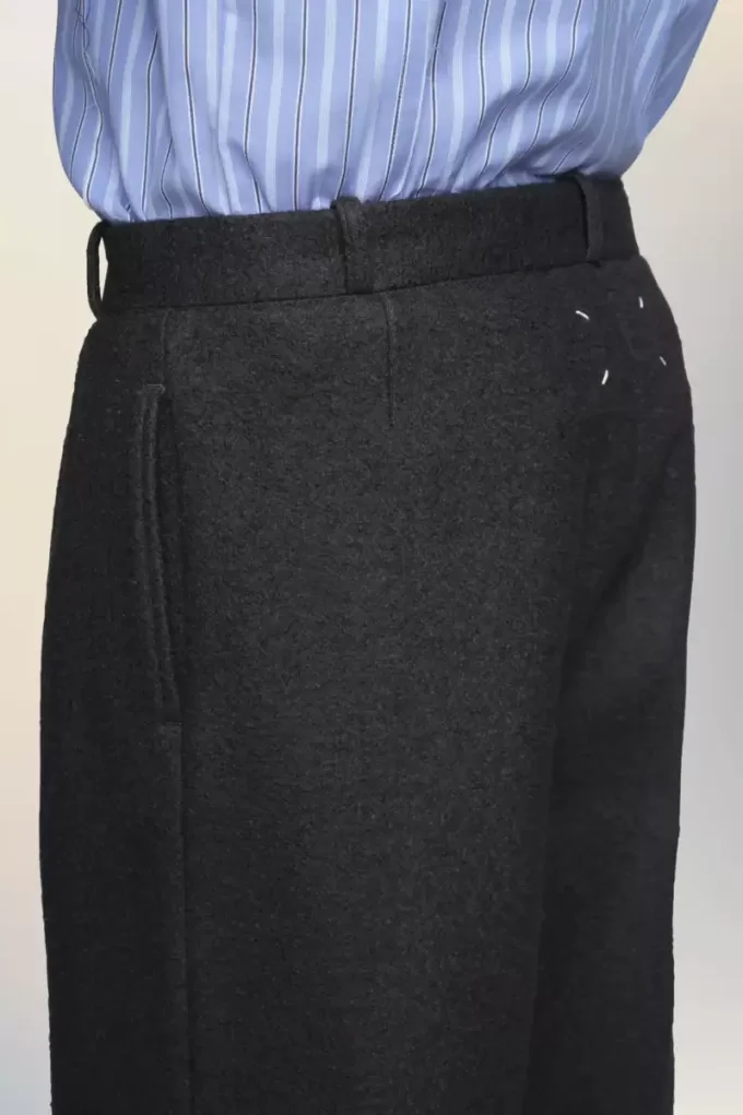 Hose mit geradem Bein aus gefilzter Wolle Hose mit geradem Bein aus gefilzter Wolle