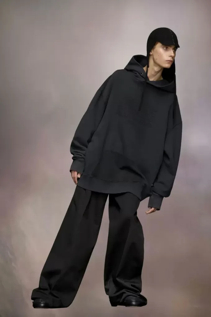 Kapuzensweatshirt mit umgekehrtem Logo Kapuzensweatshirt mit umgekehrtem Logo