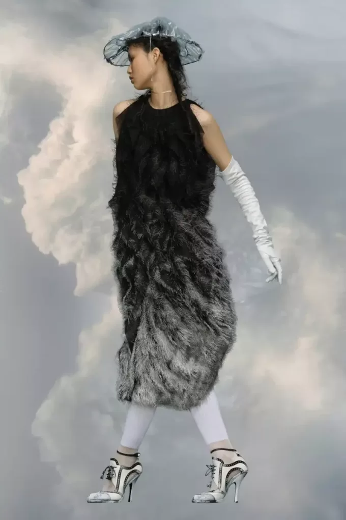 Kleid mit Fransenstickerei Kleid mit Fransenstickerei