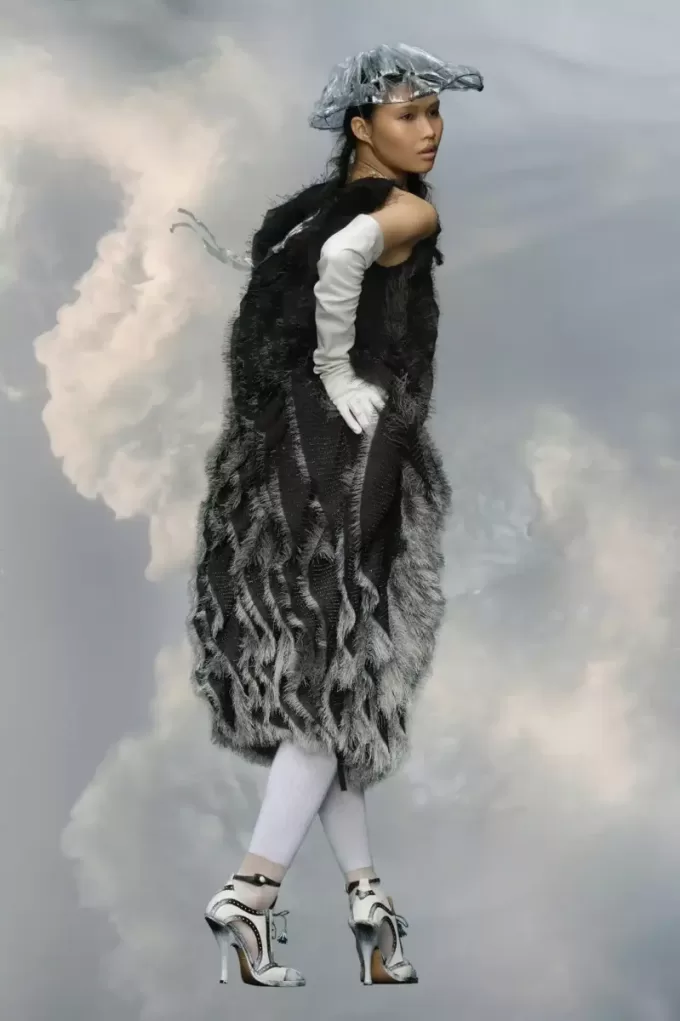 Kleid mit Fransenstickerei Kleid mit Fransenstickerei