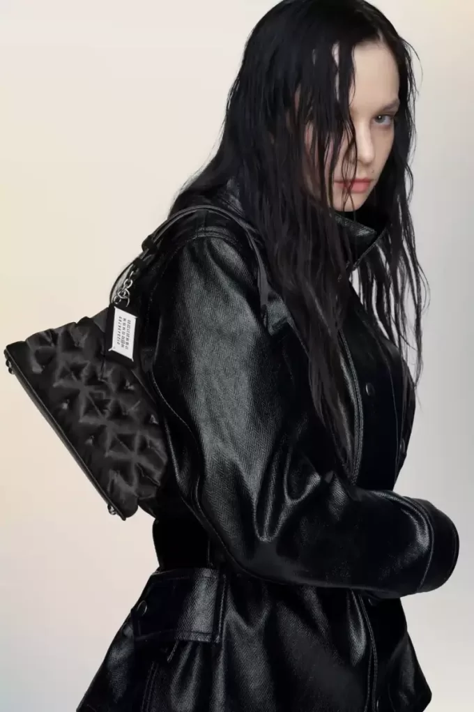 Kleine Clutch mit Glam Slam-Stickerei Kleine Clutch mit Glam Slam-Stickerei