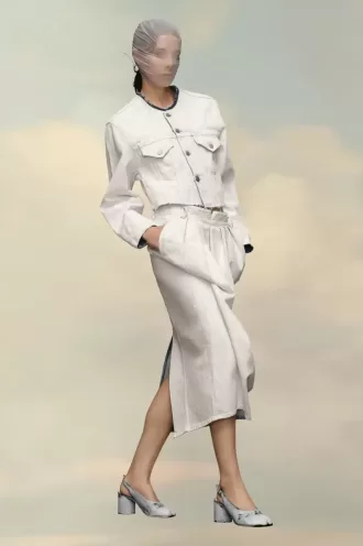 Kurze, kragenlose Jeansjacke