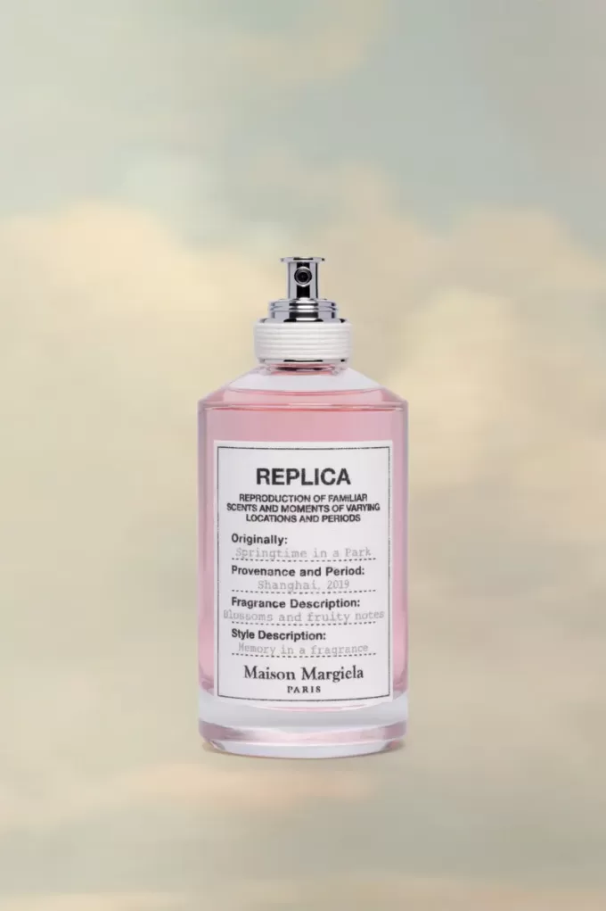 Nachbildung des Eau de Toilette „Springtime in a Park“. Nachbildung des Eau de Toilette „Springtime in a Park“.