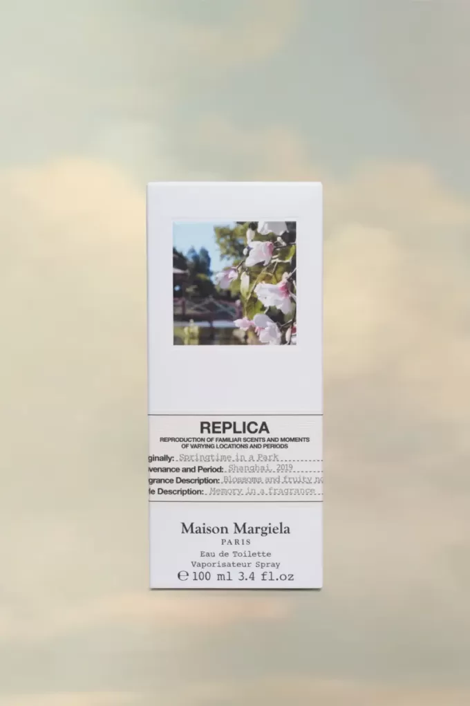 Nachbildung des Eau de Toilette „Springtime in a Park“. Nachbildung des Eau de Toilette „Springtime in a Park“.