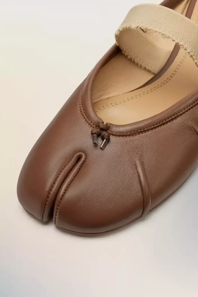 Tabi-Pantolette mit elastischem Band