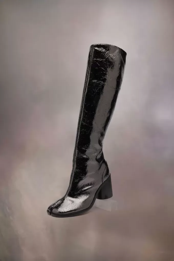 Tabi-Stiefel mit zerbrochenem Spiegel