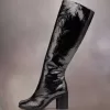 Tabi-Stiefel mit zerbrochenem Spiegel