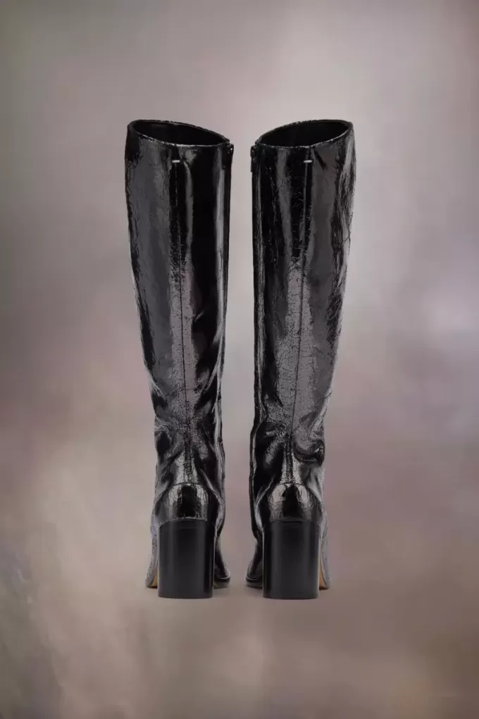 Tabi-Stiefel mit zerbrochenem Spiegel