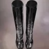 Tabi-Stiefel mit zerbrochenem Spiegel