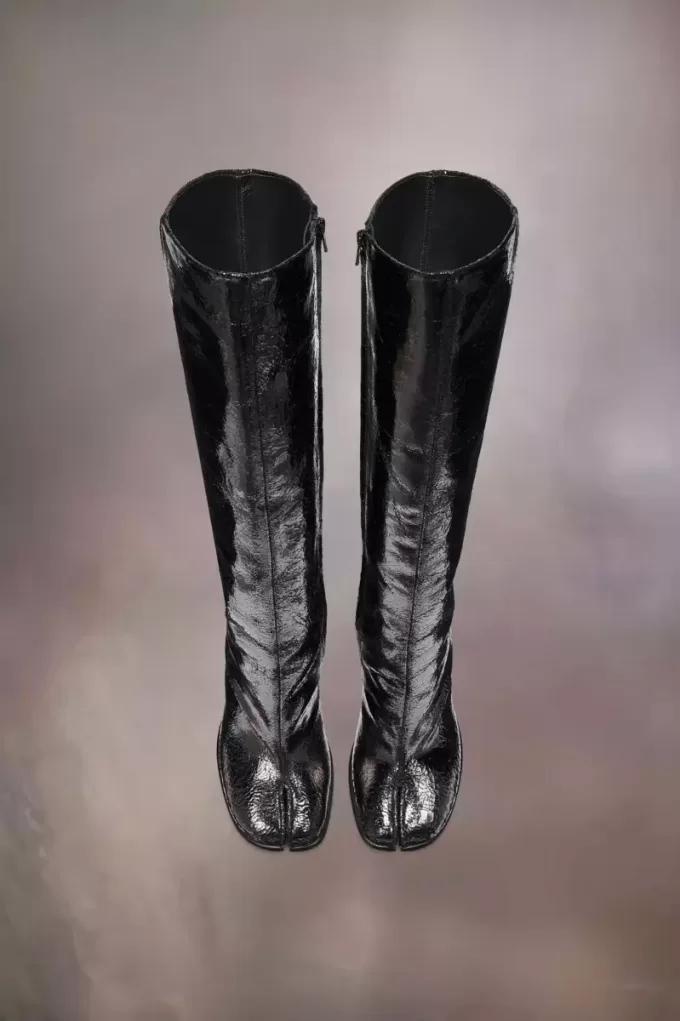 Tabi-Stiefel mit zerbrochenem Spiegel