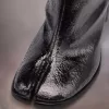 Tabi-Stiefel mit zerbrochenem Spiegel
