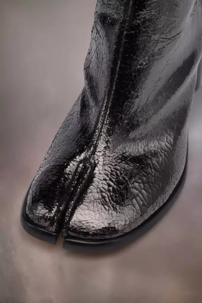 Tabi-Stiefel mit zerbrochenem Spiegel
