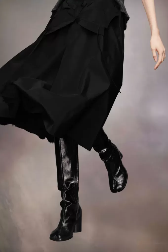 Tabi-Stiefel mit zerbrochenem Spiegel