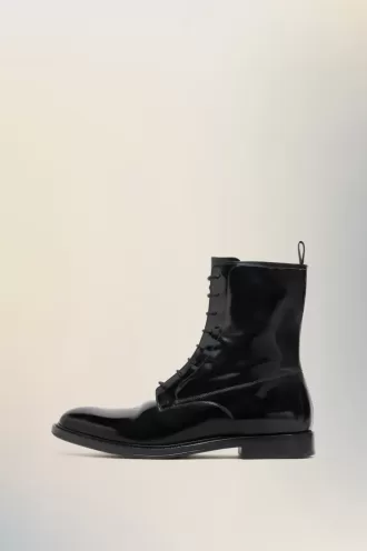 Zu Tode geliebte Schnürstiefel