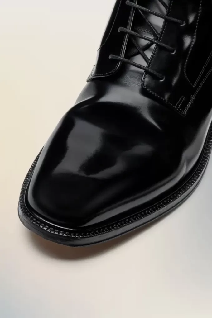 Zu Tode geliebte Schnürstiefel Zu Tode geliebte Schnürstiefel